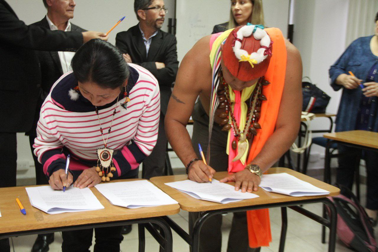 Representantes del movimiento indígena firman una de las actas del acuerdo.