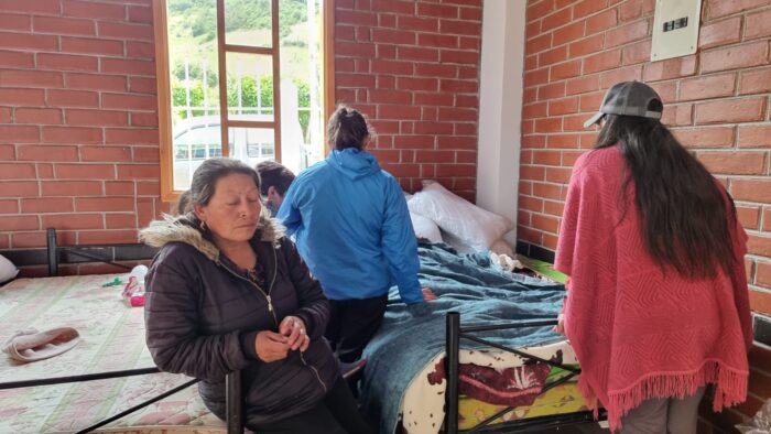 Ayuda. Los albergues están equipados con camas y kits de ayuda humanitaria.