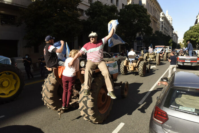 Manifestación. Agrupaciones de productores rurales protestan en tractor contra las políticas económicas en Buenos Aires.