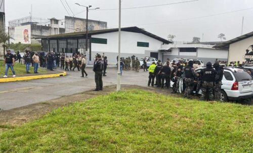 APOYO. Desde muy temprano llegaron refuerzos al CRS.