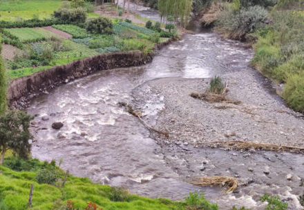 Por las fuertes lluvias de hace dos semanas, el río se ‘comió’ varios terrenos.