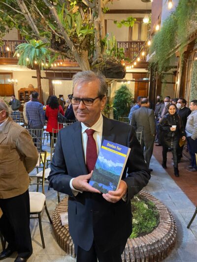 El escritor Manuel Vivanco presentó su libro ‘Destino Sur’