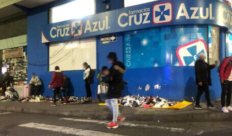 Más comerciantes extranjeros se ubican en las veredas para vender calzado de contrabando.