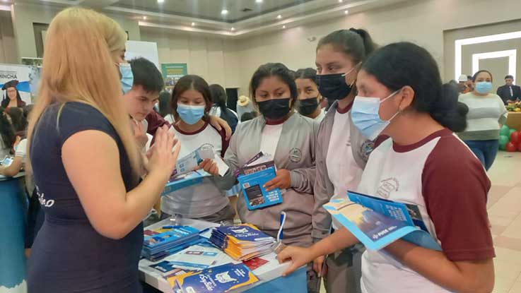 CONOCIMIENTO. Varios estudiantes acudieron al Grand Hotel Santo Domingo, lugar donde se realiza la feria.