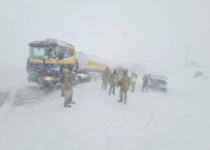 Un temporal de nieve deja varados a cientos de vehículos en Andes argentinos