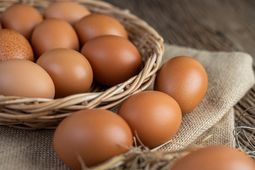 El huevo tiene un alto contenido en vitaminas liposolubles como la A o D, minerales como el fósforo, el hierro y el zinc.