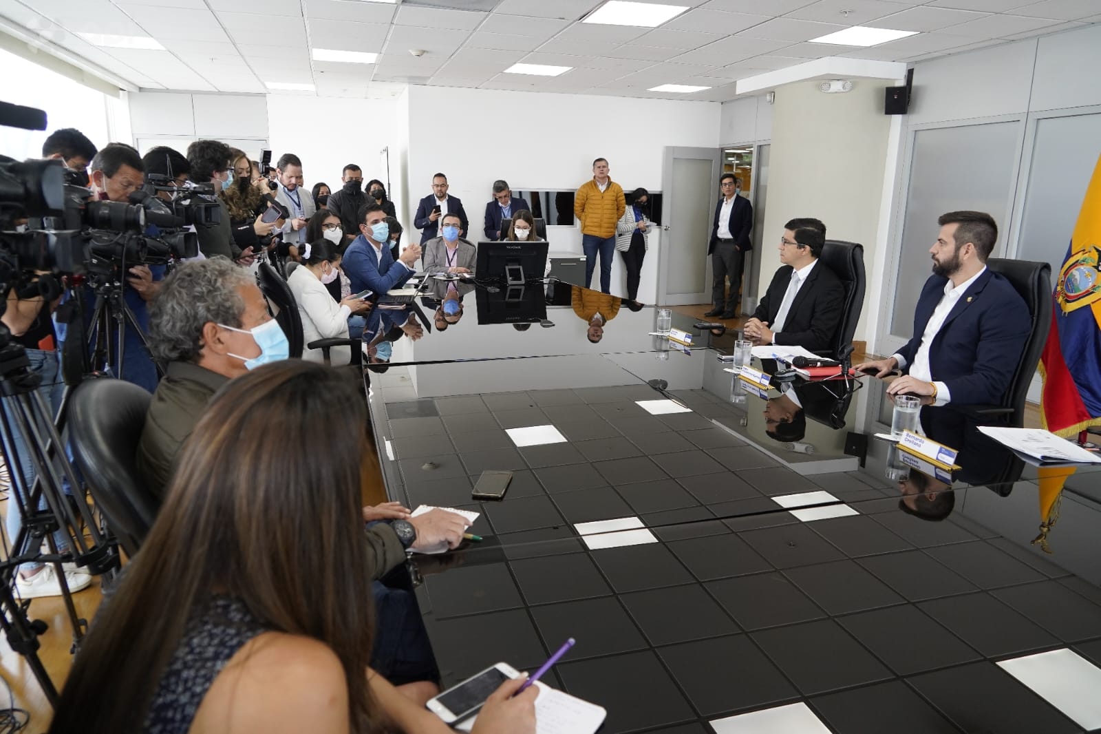Ministro de Economía descarta subir o bajar impuestos en el corto plazo