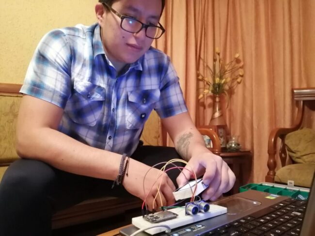 Estudiante crea dispositivo para ayudar a niño con atrofia muscular