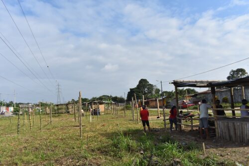 SITUACIÓN. Con palos, cañas y zinc están construyendo las covachas.