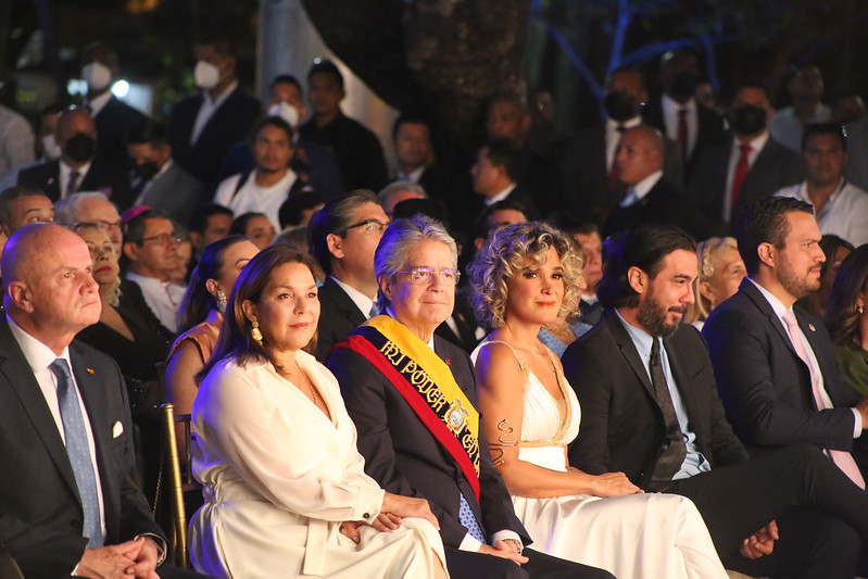 Guillermo Lasso, junto a la primera dama, y la alcaldesa de Guayaquil.