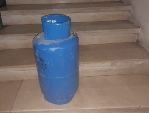 El cilindro de gas fue fijado como muestra de la materialidad de la presunta infracción cometida.