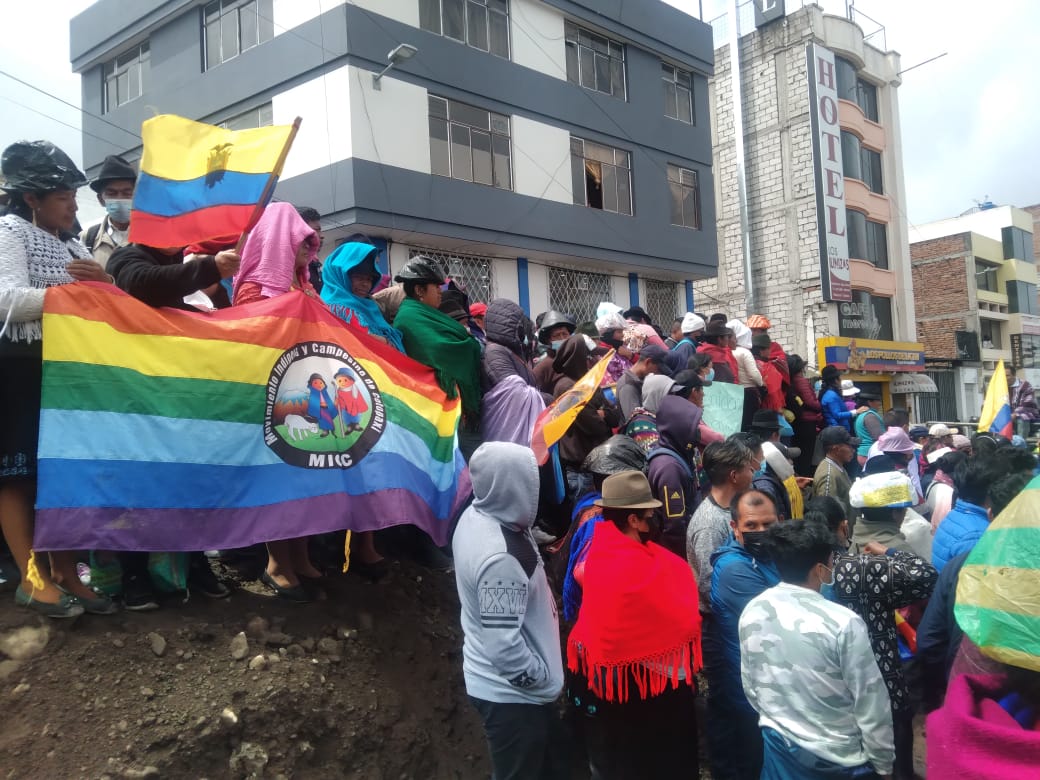 Cientos de indígenas y campesinos en los exteriores de Unidad Judicial de Latacunga.