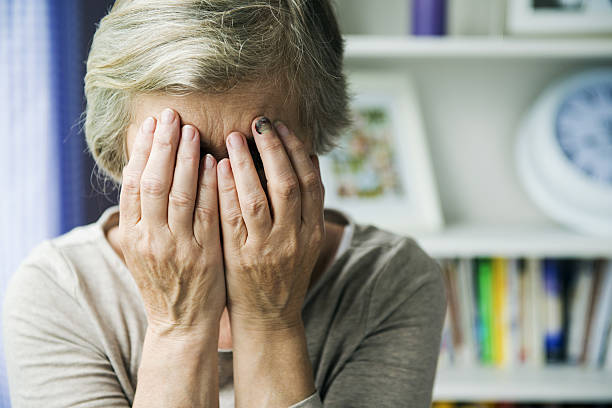 Golpea e insulta a su madre