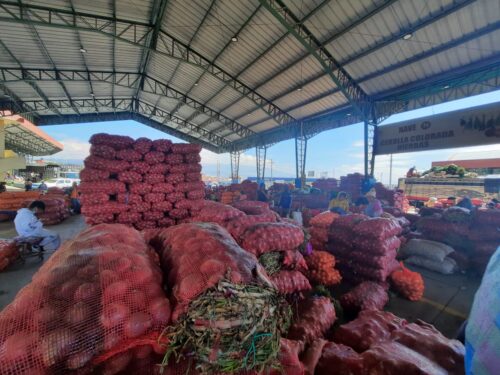 Los puestos, a decir de los comerciantes, son adjudicados a personas que han pagado por ellos.