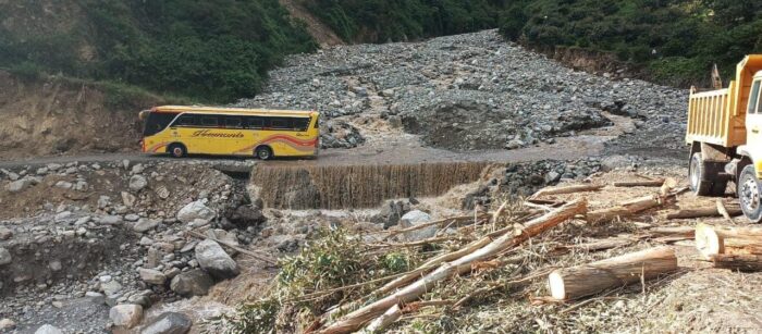 Emergencia. La solución momentánea atraviesa el río, en medio del riesgo de nuevas crecidas.