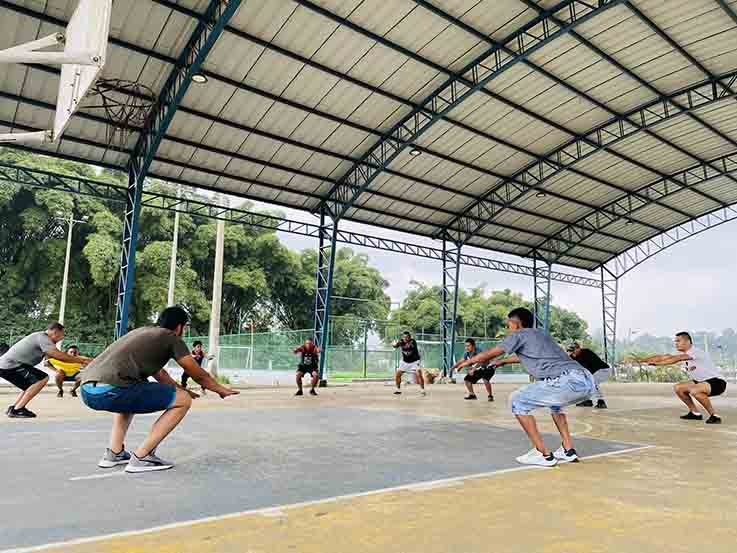 TERAPIA. En el parque de la Juventud se reúnen para realizar actividades físicas.