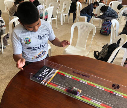 Jóvenes rompen la brecha entre la robótica y la educación