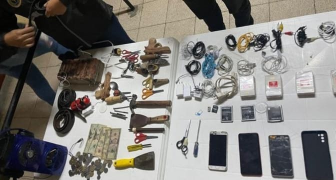 Policía encontró objetos ilegales en la cárcel de Loja