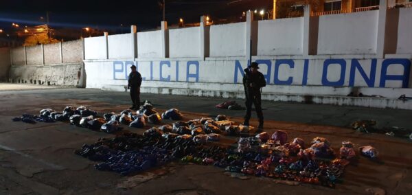Policía incauta mercadería ilegal con 220 pares de zapatos en Catamayo