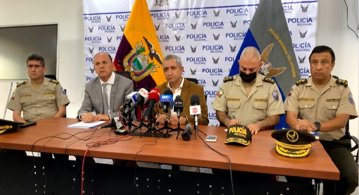 Patricio Carrillo, ministro del Interior acompañado del mando policial.