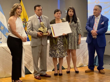Rector de la UTI recibe  premio Eloy Alfaro