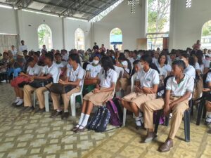 Estudiantes reciben charlas sobre educación bucal