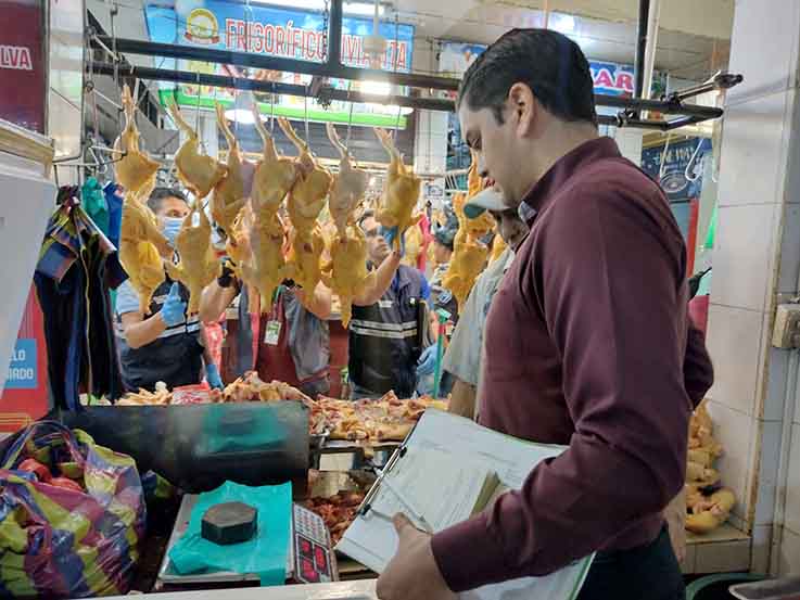 Inyectan agua al pollo para que gane peso