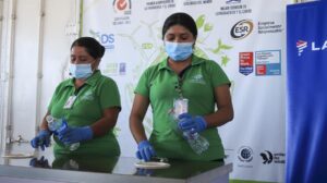 Botellas plásticas recogidas en Galápagos se convierten en ropa