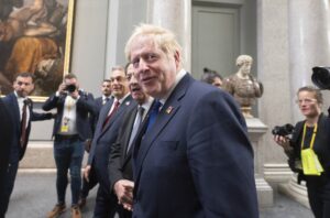 Johnson dimitirá hoy como líder de los ‘tories’ y seguirá como primer ministro hasta octubre