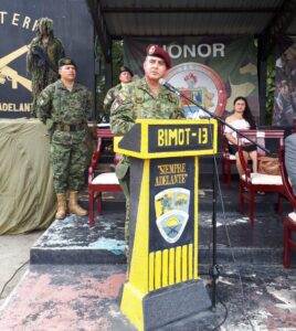 Ceremonia militar y entrega de armas a conscriptos en Bimot 13