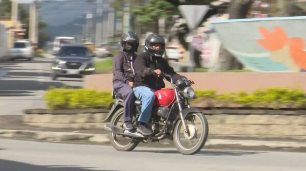 Motociclistas sancionados por exceso de pasajeros en Loja