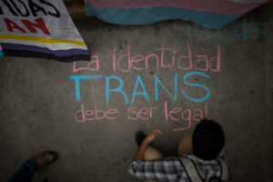 Mujeres trans sufren violencia médica