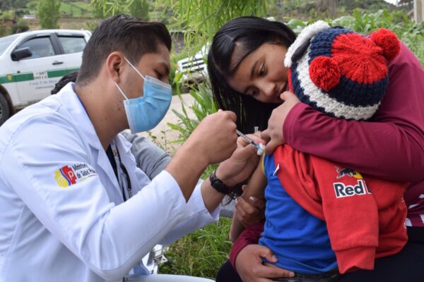 Llaman a completar esquemas de vacunación regular a niños