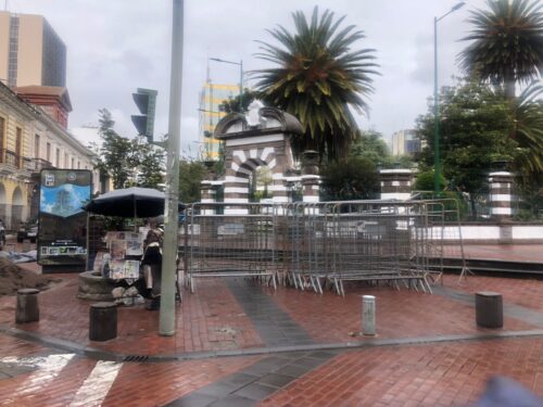 Policía aún no retira vallas colocadas en el centro de Ambato para el paro