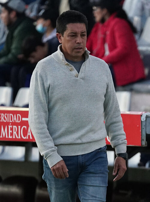 Paúl Vélez, director técnico de Macará, en el banco de suplentes en el partido disputado en el estadio Bellavista.