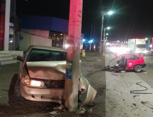 Carro termina partido por la mitad en accidente