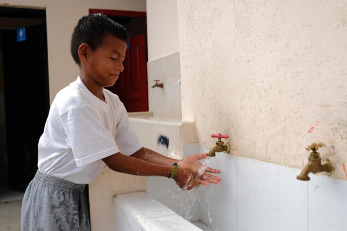 VIDA. La importancia del acceso al agua fue más notoria durante la pandemia por COVID-19, pues el lavado de manos es una de las herramientas para evitar contagios.