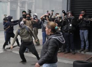 Los medios vivieron una violencia “generalizada y sistemática” durante el paro de la Conaie: Fundamedios