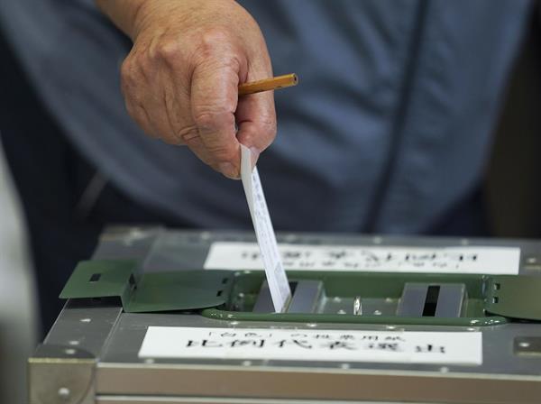 Partido gobernante de Japón revalidará mayoría parlamentaria, según sondeos
