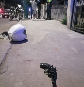 Agentes de tránsito neutralizan a un sujeto armado en Ambato