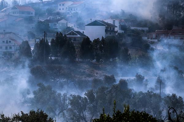 Portugal combate el fuego con ayuda española y se prepara para riesgo máximo