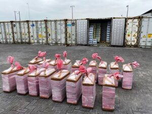 DROGA. 17 sacos de yute multicolor con cocaína fueron decomisados en Guayaquil.