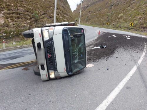 El camión quedó virado en la calzada.