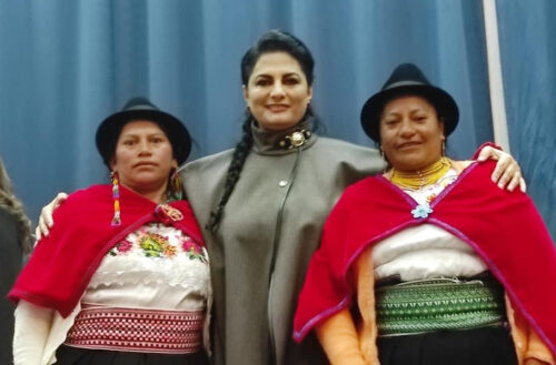 Saida Haig (centro) es la actual viceprefecta de Tungurahua.