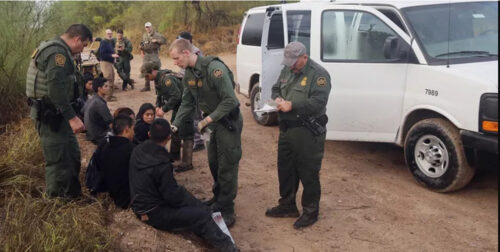 Los migrantes son detenidos en diferentes lugares de la frontera de Estados Unidos.