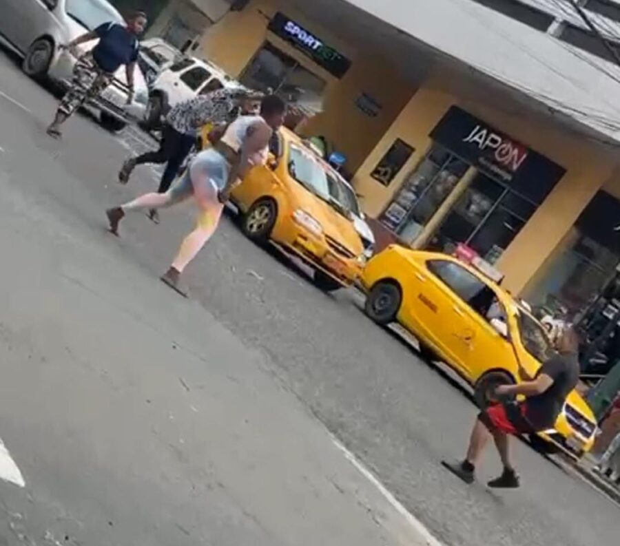 Pareja ‘arregló’ sus inconvenientes con algo más que insultos
