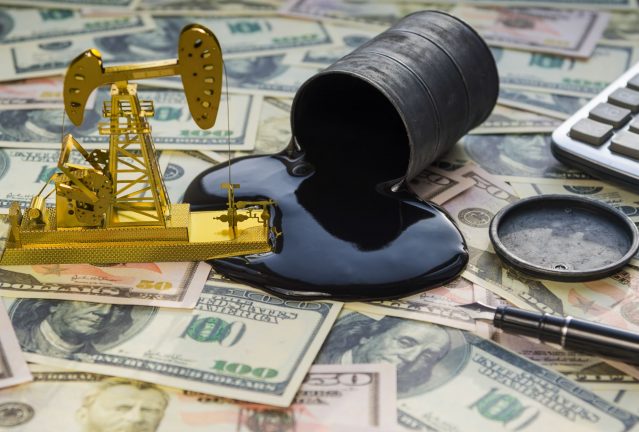 Precio del barril de crudo cae $10 por los temores a una recesión mundial