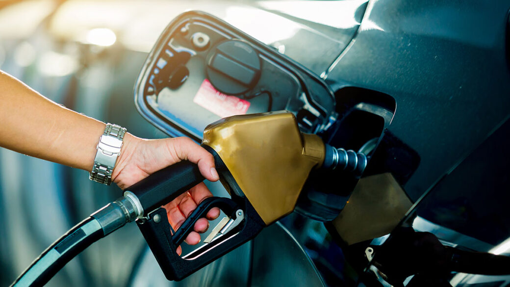 ¿Por qué el precio internacional de las gasolinas sube más que el precio del barril de crudo?