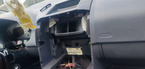 Ladrones roban los accesorios de un carro en Santa Rosa
