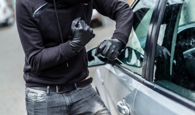 Delincuentes abandonan el automóvil que robaron